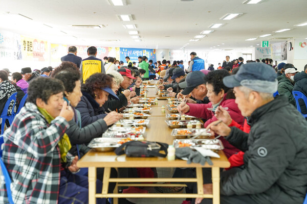 ‘참! 좋은 사랑의 밥차’가 올 한해 일정을 마무리했다. / 사진 = 목포시