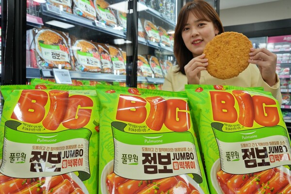 롯데마트와 롯데슈퍼는 오는 12일 ‘풀무원 점보 밀떡볶이’와 ‘풀무원 점보 돈까스’ 등 신상품 2종을 각 5980원, 9980원에 단독 출시한다. 사진= 롯데쇼핑-롯데마트