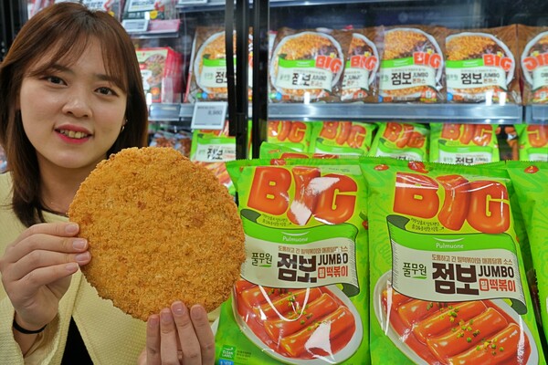 롯데마트 제타플렉스 잠실점에서 신상품 2종을 홍보하는 이해진 MD. 사진= 롯데쇼핑-롯데마트