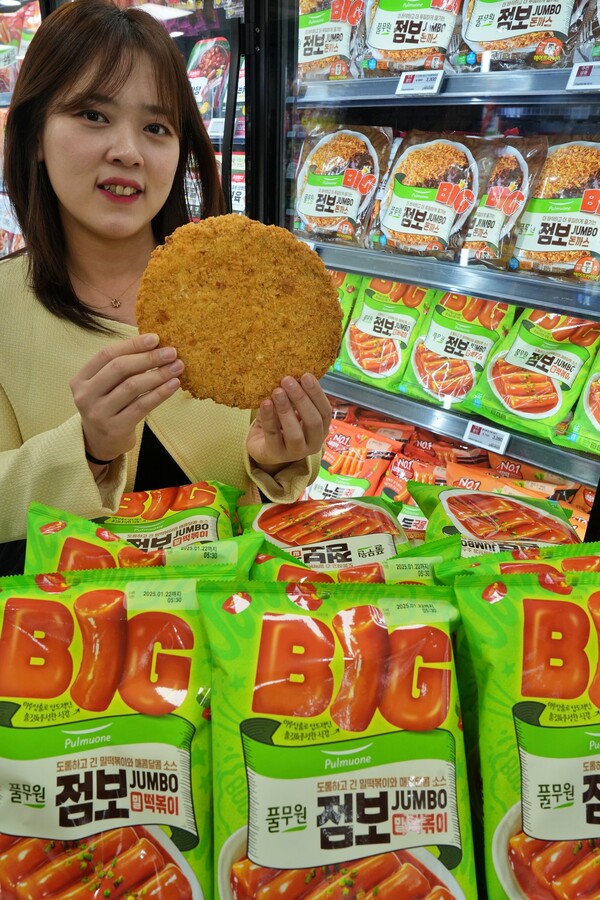 롯데마트 제타플렉스 잠실점에서 신상품 2종을 홍보하는 이해진 MD. 사진= 롯데쇼핑-롯데마트