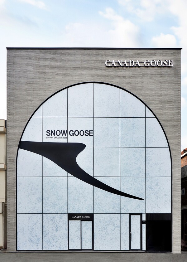 롯데지에프알(롯데GFR)의 ‘캐나다구스’가 크리에이티브 디렉터 ‘하이더 아커만(Haider Ackermann)’의 첫 캡슐 컬렉션 ’24 FW Snow Goose By Canada Goose(이하, 스노우구스 바이 캐나다구스)’를 아시아 최초로 성수동에서 팝업 스토어 형태로 선보인다고 12일 밝혔다. 사진= 롯데지에프알