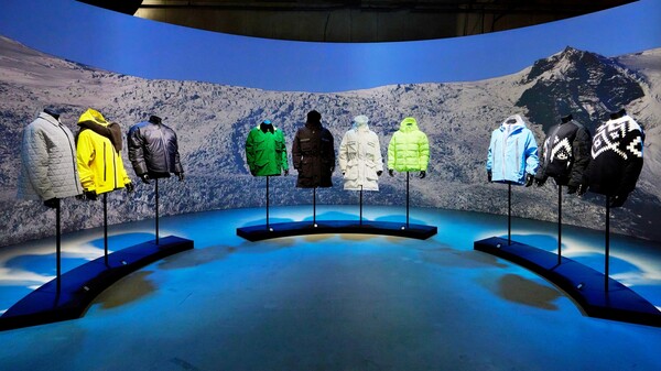 롯데지에프알 스노우구스 바이 캐나다구스 팝업스토어 1층 컬렉션 전시존. 사진= 롯데지에프알