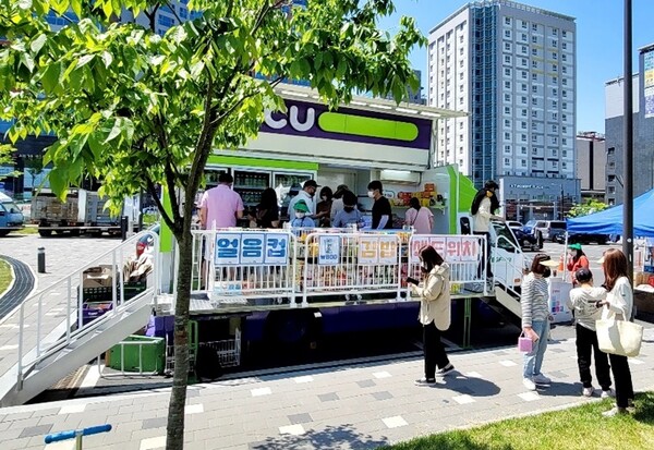 CU가 전북특별자치도청, 식약처와 손잡고 이달 12일부터 한 달간 이동형 편의점을 활용해 지방의 구매 난민들을 위한 ‘내집앞 이동장터’ 사업을 진행한다. 사진= BGF리테일