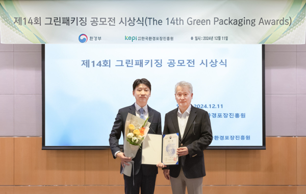 코웨이가 ‘반환 제품 회수용 패키지’로 2024년 제14회 그린패키징 공모전에서 대상인 환경부장관상을 수상했다고 12일 밝혔다. 사진= 코웨이