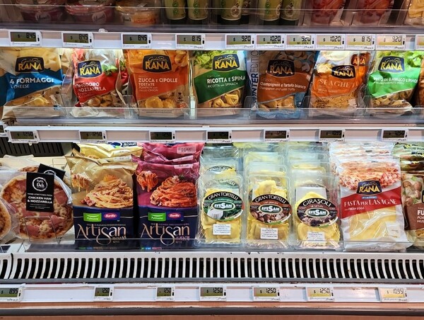 풀무원식품은 이탈리아 파스타 바릴라와 공동 개발한 서브 브랜드 ‘아티장(Artisan)’ 냉장 파스타 간편식 제품을 싱가포르로 수출하기 시작하였으며, 태국과 일본까지 수출 지역을 늘려 아시아 시장에서 영향력을 확대해 나갈 계획이라고 12일 밝혔다. 사진= 풀무원