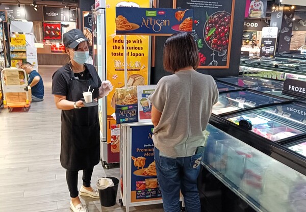 싱가포르 프리미엄 슈퍼마켓 체인 ‘콜드 스토리지(Cold Storage)’ 매장을 찾은 고객이 새롭게 입점한 아티장 파스타 제품에 관심을 보이고 있다. 사진= 풀무원