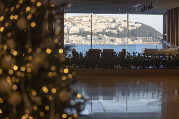 웨스틴 조선 부산 로비층에서는 크리스마스 기념 공연이 펼쳐진다. 사진=조선호텔앤리조트