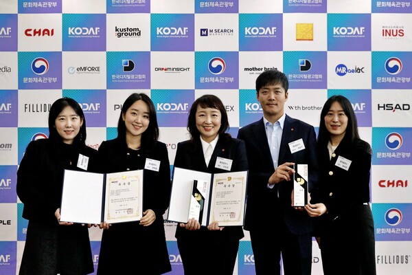 신민정 롯데웰푸드 IMC팀장(사진 가운데)을 비롯한 구성원들이 4개 상을 들고 포즈를 취하고 있다 / 사진=롯데웰푸드