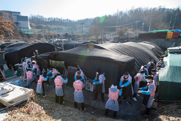 호반사랑나눔이, ‘사랑의 연탄 나눔’ 봉사활동 모습 / 사진=호반건설