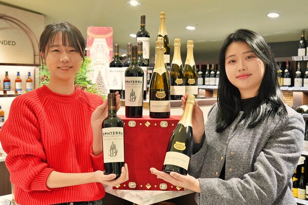모델들이 서울의 심판 우승 와인 2종을 들고 있다. 사진=롯데백화점