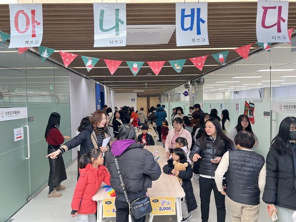 다문화가정들이 아나바다 장터에 적극적으로 참여하고 있다. / 사진 = 신안군