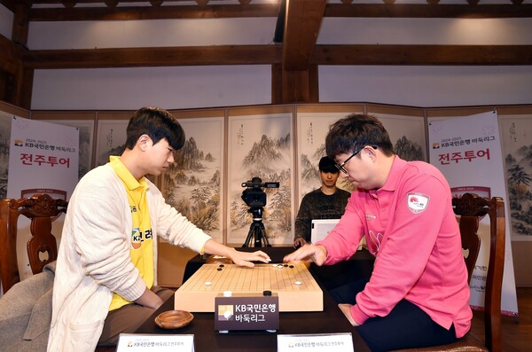 KB 바둑리그 신생팀 ‘한옥마을 전주팀’ 첫수 / 사진=전주시