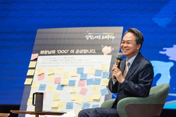 진옥동 신한금융 회장이 그룹 신입직원들의 질문에 답하고 있다. 사진=신한금융그룹