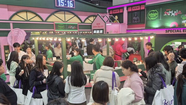 컬리 푸드페스타 2024 행사장 내 CJ제일제당 부스를 찾은 방문객들이 비비고 제품을 시식하고 있는 모습 / 사진=CJ제일제당