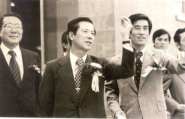 코오롱그룹 故 이동찬 선대회장이 1977년 코오롱유화 울산공장 준공식에서 임직원들을 격려하고 있다. 사진=코오롱