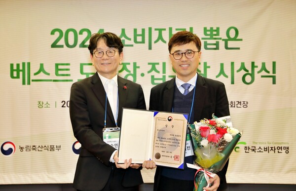 지난 20일 한국프레스센터에서 농림축산식품부 주최, 한국소비자연맹 주관으로 열린 ‘2024 소비자가 뽑은 베스트 도축장·집유장’ 시상식에서 ㈜하림이 가금류 부문 최우수상인 농림축산식품부 장관상을 수상했다. 농림축산식품부 박순연 유통소비정책관(왼쪽) ㈜하림 차대진 정읍공장장(오른쪽)이 기념촬영하고 있다. 사진= 하림