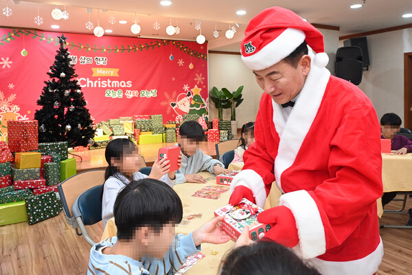 김동근 시장이 크리스마스를 맞아 12월 23일 아동양육시설 이삭의 집을 방문해 아이들과 즐거운 시간을 보낸 뒤 기념사진을 찍고 있다. / 사진=의정부시