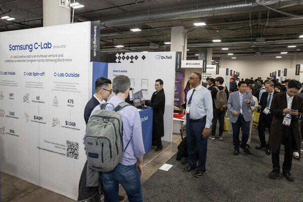 지난 1월 'CES 2024' 당시 삼성전자 운영한 C랩 전시관에 관람객들이 방문하고 있다. 사진=삼성전자