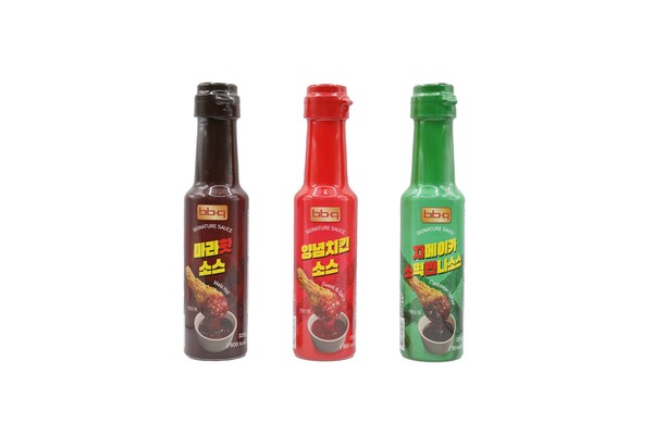 BBQ가 이마트에 인기 양념 시리즈인 _양념치킨소스_, _자메이카 소떡만나소스_, _마라핫소스_ 3종을 출시했다. / 사진=제너시스BBQ