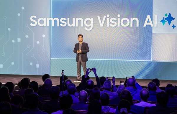 삼성전자 영상디스플레이사업부장 용석우 사장이 5일(현지시간) 진행된 '삼성 퍼스트 룩 2025(Samsung First Look 2025)' 행사에서 발표하고 있다. 사진=삼성전자