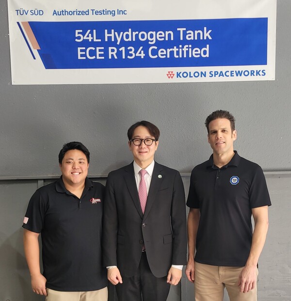 안상현 코오롱스페이스웍스 대표(가운데)가 6일(현지시각) 미국 ATI 본사에서 열린 인증식에서 주요 관계자들과 기념촬영을 하고 있다.  사진=코오롱스페이스웍스