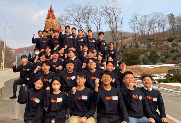 BBQ 신입사원들이 치킨대학에 입소하여 신입사원 입문교육을 시작한다 / 사진=제너시스BBQ