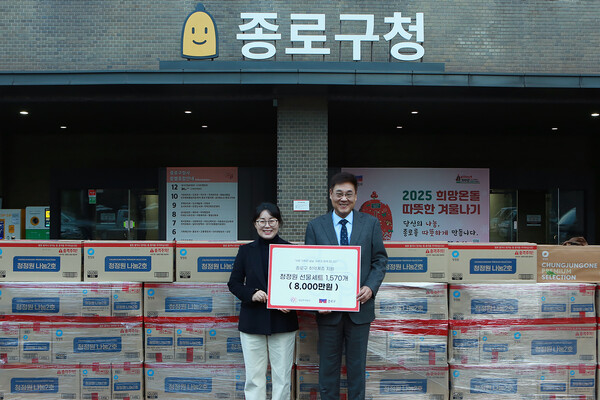 지난 7일 서울 종로구청에서 열린 '종로구 취약계층 지원을 위한 선물세트 전달식'에서 김경숙 대상㈜ ESG 경영실장(좌), 정문헌 종로구청장(우)이 기념사진을 촬영하고 있다. / 사진=대상그룹