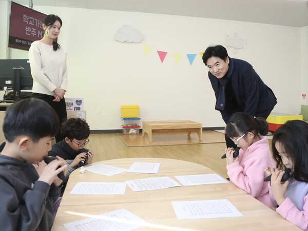 김대중 교육감이 임성초 돌봄교실 수업을 둘러보고 있다. / 사진=전라남도교육청