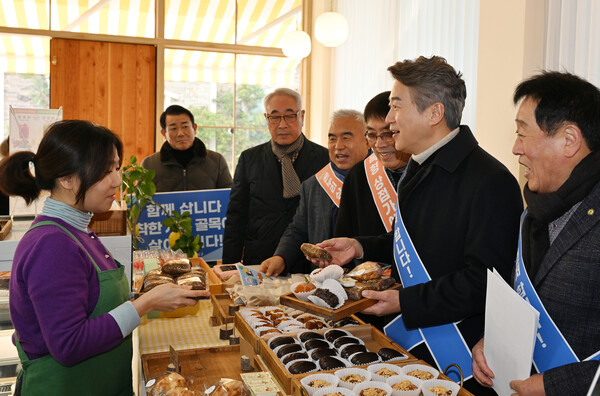 13일 치평동 시청음식문화의거리 골목형상점가에서 ‘민생경제 회복을 위한 소비촉진 릴레이 캠페인’에서  김이강 서구청장은 상점에 직접 방문해 소상공인들과 소통하고 있다. / 사진 = 광주광역시 서구