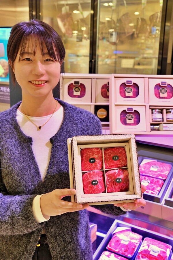 한우 미식 미트 샘플러를 들고 있는 모델 / 사진=롯데쇼핑