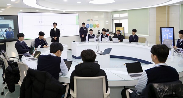 목포고등학교 미래교실에서 목포고-나주고등학교 간 온라인 공동 협력 수업이 진행되고 있다. / 사진 = 전라남도교육청