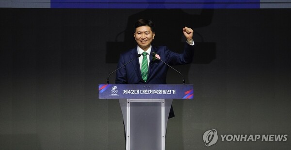 제42대 대한체육회장으로 당선된 유승민이 14일 오후 서울 송파구 올림픽공원 올림픽홀에서 열린 제42대 대한체육회장선거에서 소감 발표를 하고 있다 / 사진=연합뉴스