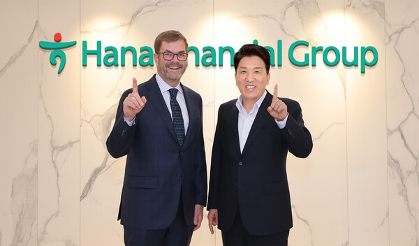 하나금융그룹은 지난 17일 서울시 중구 을지로 소재 하나금융그룹 명동 사옥에서 글로벌 최상위 사모펀드 운용사인 베인캐피탈(Bain Capital)과 최고경영자 미팅을 가졌다. 함영주 회장(사진 오른쪽)과 존 코노턴(John Connaughton) 베인캐피탈 글로벌 CEO(사진 왼쪽)가 기념 촬영을 하고 있다. / 사진=하나금융그룹