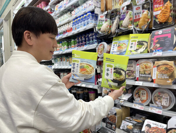 번에 출시하는 완도김우동, 멸치칼국수 등 리얼프라이스 냉장면 2종을 들고 포즈를 취하고 있다. / 사진=GS리테일