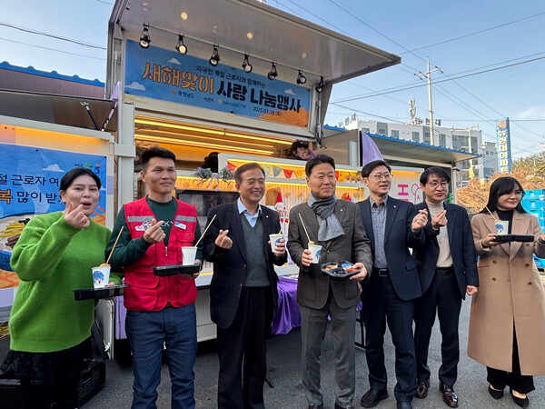 농협은행이 지난 18일 충남 논산시에서 외국인 계절근로자를 위한 사랑나눔 행사를 갖고 위문품 전달 후 설맞이 음식을 나누고 있다. (왼쪽 세번째부터) 최용재 연무농협 조합장, 박장순 농협은행 충남본부장, 조장균 농협은행 외환사업부장, 오수근 충청남도청 농업정책과장 / 사진=NH농협은행