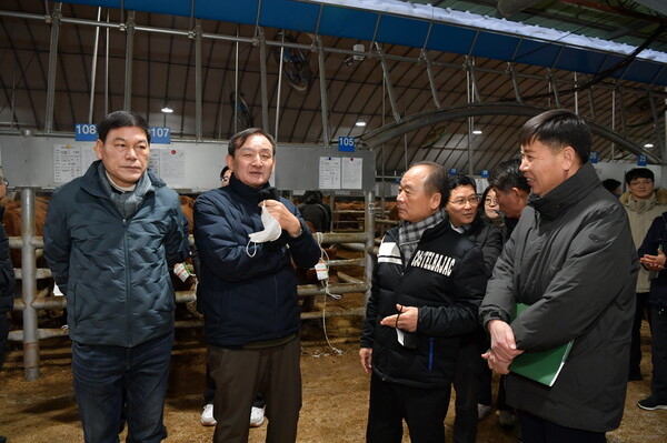 이병노 담양군수, 설 앞두고 가축시장 현장 방문 / 사진=담양군