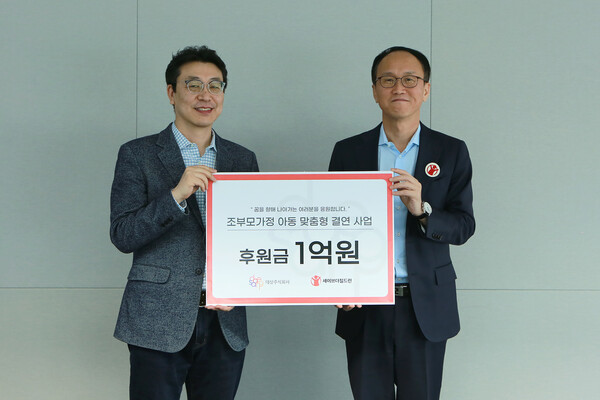 21일 서울 종로구 대상㈜ 본사에서 열린 '조부모가정 아동 맞춤형 결연 사업 후원금 전달식’에서 (왼쪽부터) 이보라 대상㈜ 사회공헌팀장, 김희권 세이브더칠드런 ESG 부문장이 기념촬영을 하고 있다. / 사진=대상그룹