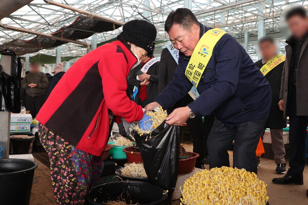 일로전통시장을 방문하여 물건을 구입하고 있는 김산 군수 / 사진=무안군