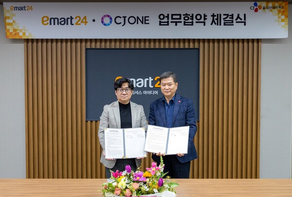 이마트24 송만준 대표이사(우측)와 CJ올리브네트웍스 유인상 대표이사가 지난 21일(화) 서울 성동구 소재 이마트24 본사에서 업무협약식 후 기념촬영을 하고 있다 / 사진=이마트24