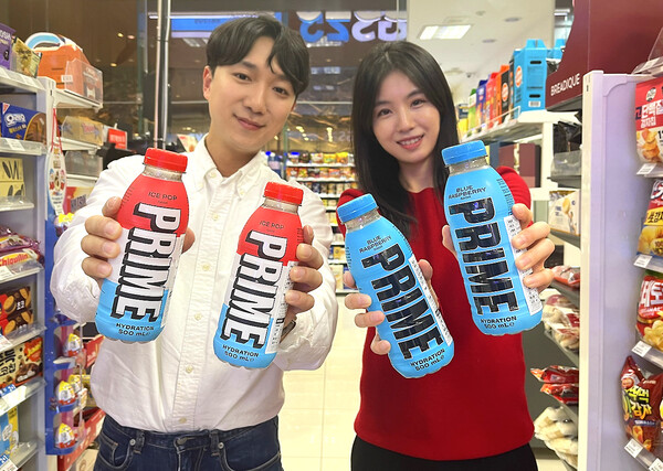 모델들이 GS25에서 선보이는 프라임 하이드레이션 스포츠 음료를 들고 포즈를 취하고 있다. / 사진=GS리테일