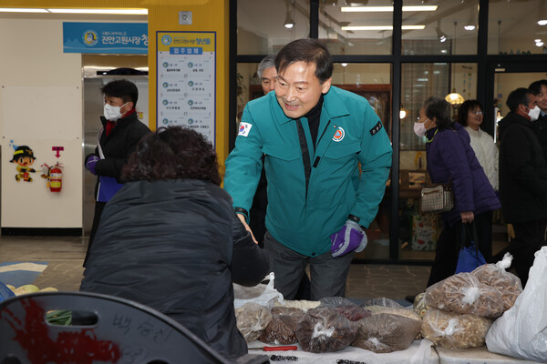 따뜻한 설 명절 맞이 전통시장 장보기 및 물가안정 캠페인 전개 / 사진=진안군
