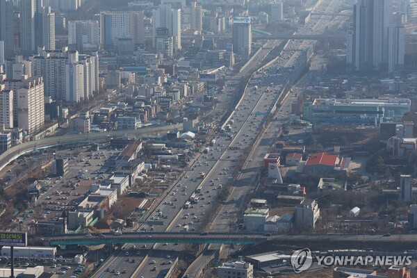 설 연휴를 앞둔 24일 오후 경찰청 헬기에서 바라본 경기도 용인시 신갈IC 인근 경부고속도로에서 귀성차량 등이 이동하고 있다. / 사진=연합뉴스