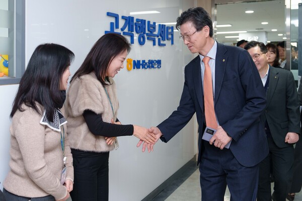 NH농협은행 강태영 은행장이 설 연휴 비상운영체계 운영 점검을 위해 서울시 용산 소재 고객행복센터에 방문하고 있다. /사진=NH농협은행