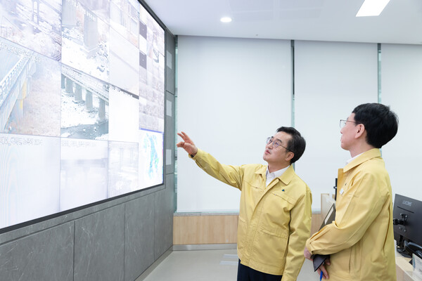 27일 오전 경기도청 재난안전상황실에서 김동연 경기도지사가 대설 대처상황 점검을 하고 있다. 사진=경기도청