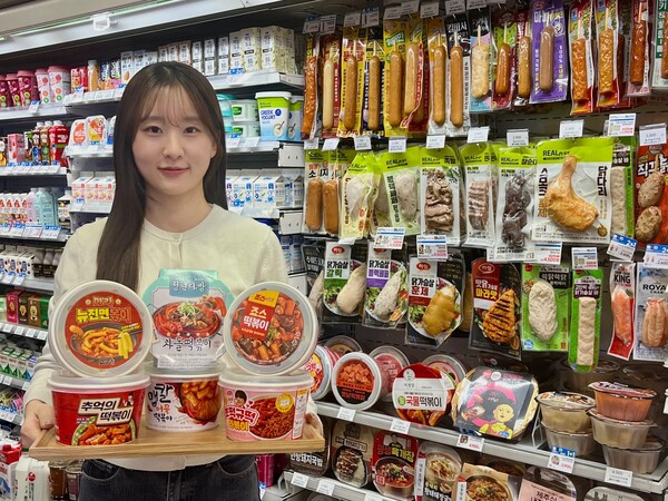 GS25 모델이 2월 떡볶이 다다익선 행사 상품을 선보이고 있다 / 사진=GS리테일