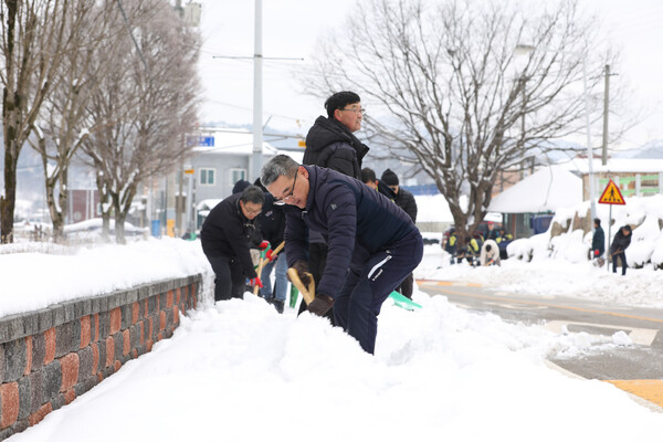 진안군 사회단체 및 군청직원 제설작업 / 사진 = 진안군