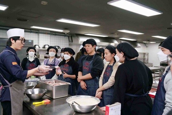 BBQ가 최근 경기 성남 지역 청년들을 대상으로 ‘일자리 경험 창업캠프’를 진행했다. 사진은 실습에 앞서 교육 받고 있는 모습 / 사진=제너시스BBQ