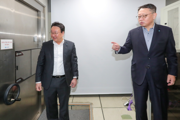 정진완 우리은행장(오른쪽)이 한 지점에 있는 금고의 잠금장치 이상 유무 및 관리 상태를 점검하고 있다. 사진=우리은행
