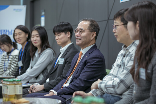 이찬우 회장이 4일 서울 용산구 소재 고객행복센터에서 직원들의 의견을 청취하고 있다. 사진=NH농협금융지주