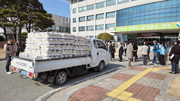 진도군 소재 기업체, 취약계층 위한 ‘모아드림’ 기부금과 물품 기탁 / 사진 = 진도군